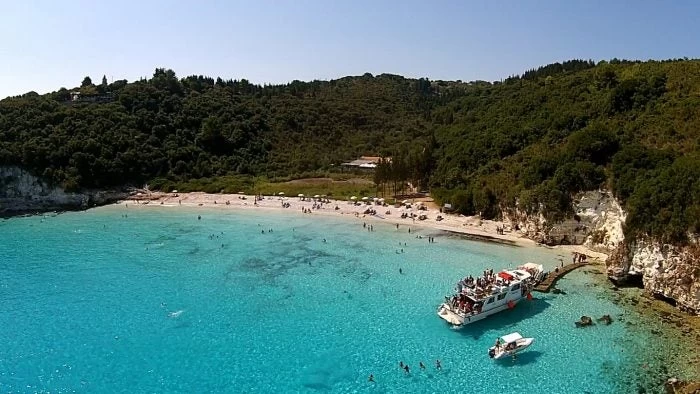 Η ελληνική παραλία-όνειρο που φτάνεις δύσκολα, αλλά δεν φεύγεις ποτέ (εικόνες, βίντεο)